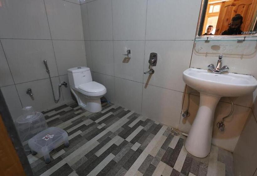 带大床的套房, Tirthan Village Resort   Tirthan Valley