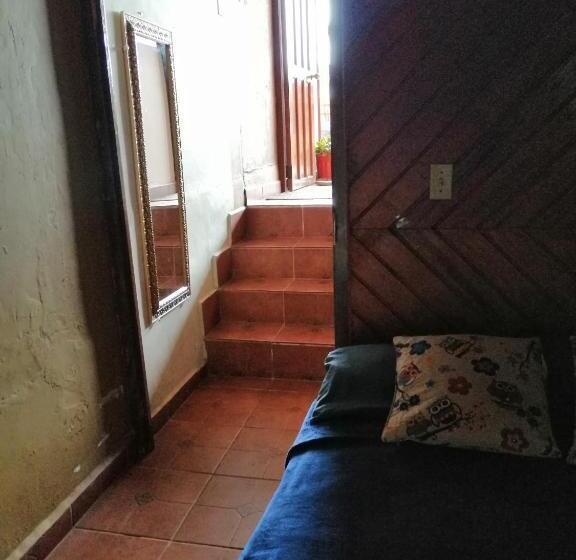 اتاق خانوادگی, Creadora