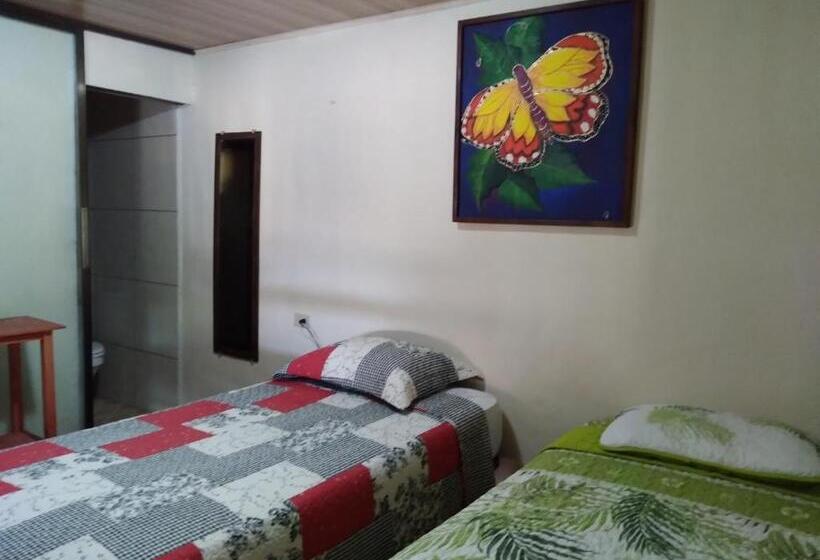 اتاق خانوادگی, Creadora