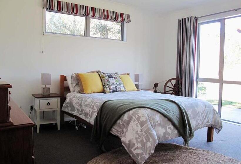 اتاق استاندارد با سرویس بهداشتی مشترک, Vines On Bannockburn