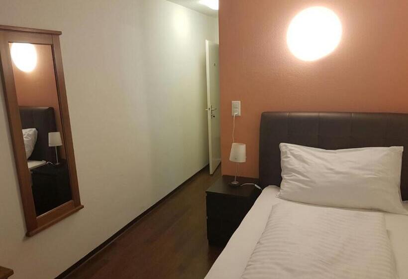 バス共有のスタンダードルーム, Bahnhof