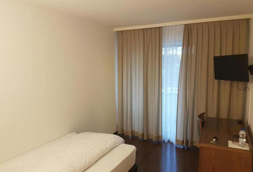 バスルーム共有のシングルスタンダード, Bahnhof