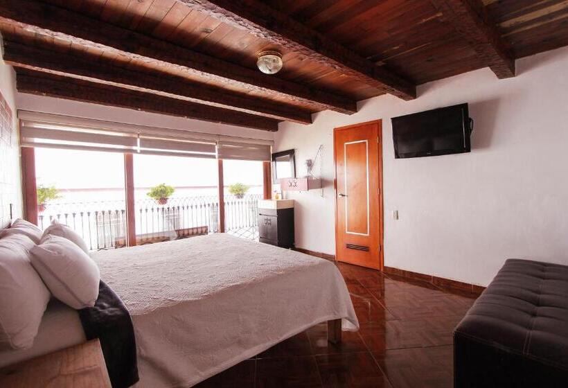 디럭스 트리플 룸, Real Carretero