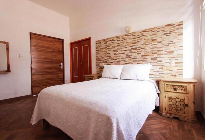 이코노미 룸, Real Carretero