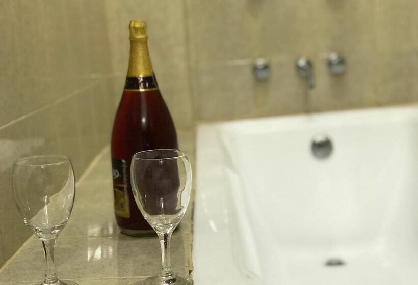 이코노미 룸, Real Carretero