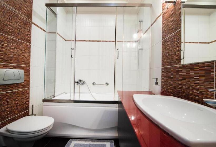 スタンダードトリプルルーム, Mistral