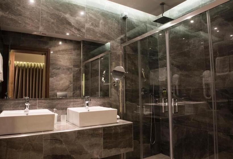 スイート（家族用）, Mistral