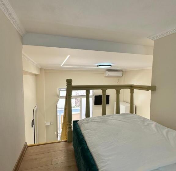 חדר סטנדרט לשלושה עם מרפסת, Troy Aparthotel Durres