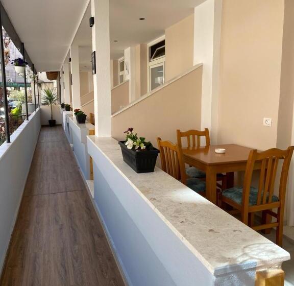 חדר סטנדרט לשלושה עם מרפסת, Troy Aparthotel Durres