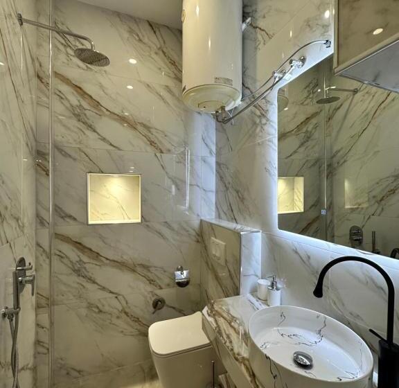 חדר סטנדרט לשלושה עם מרפסת, Troy Aparthotel Durres