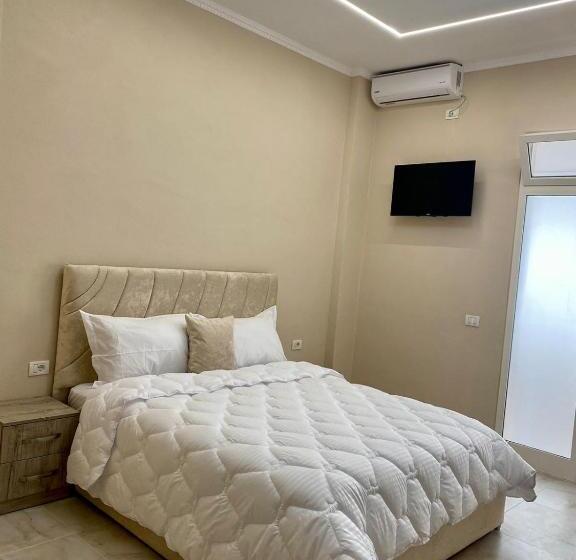 חדר לארבעה סטנדרטי עם מרפסת, Troy Aparthotel Durres