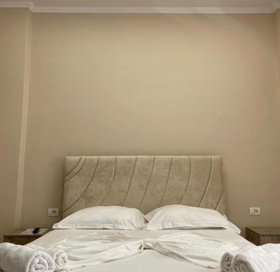 חדר לארבעה סטנדרטי עם מרפסת, Troy Aparthotel Durres