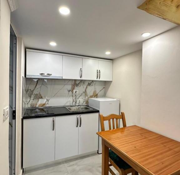 חדר סטנדרט לשלושה עם מרפסת, Troy Aparthotel Durres