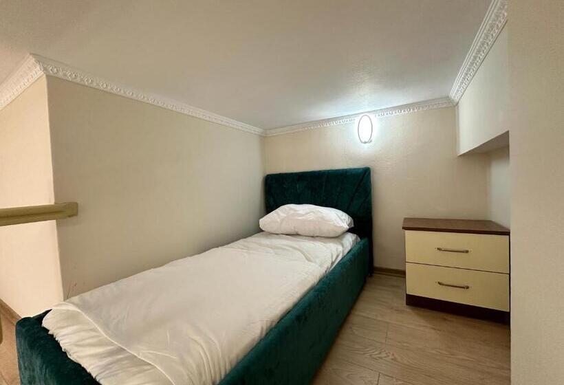 חדר סטנדרט לשלושה עם מרפסת, Troy Aparthotel Durres