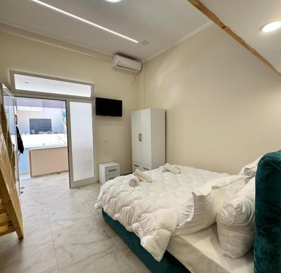 חדר סטנדרט לשלושה עם מרפסת, Troy Aparthotel Durres