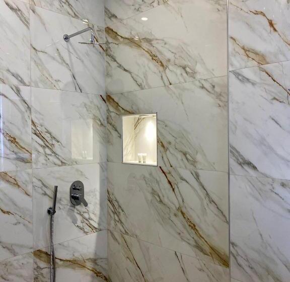 חדר לארבעה סטנדרטי עם מרפסת, Troy Aparthotel Durres