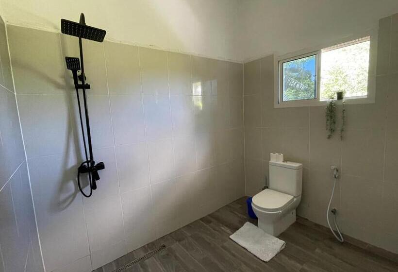 اتاق لوکس با بالکن و چشمانداز دریا, Salama Eco Lodge And Hostel