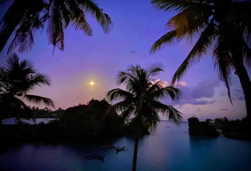 اتاق لوکس با بالکن و چشمانداز دریا, Salama Eco Lodge And Hostel