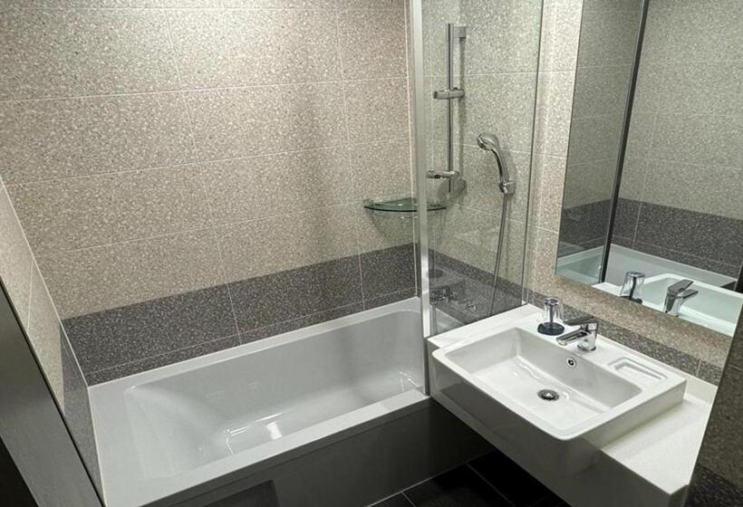 Camera Familiare, Radiant Nampo