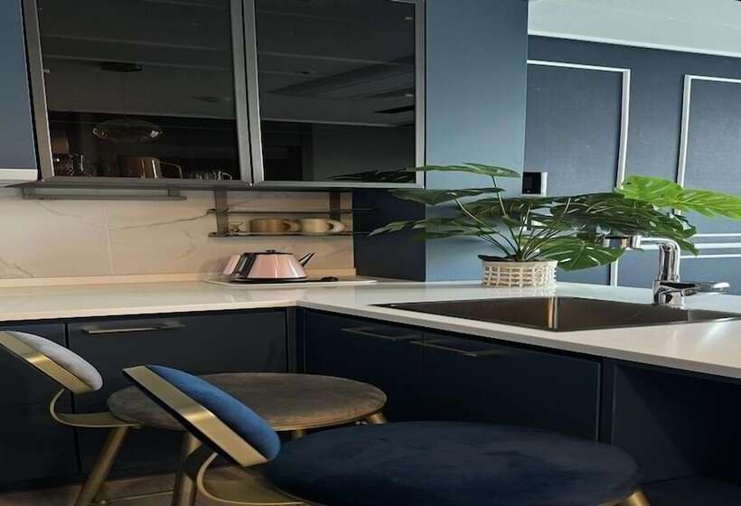 Camera Familiare, Radiant Nampo