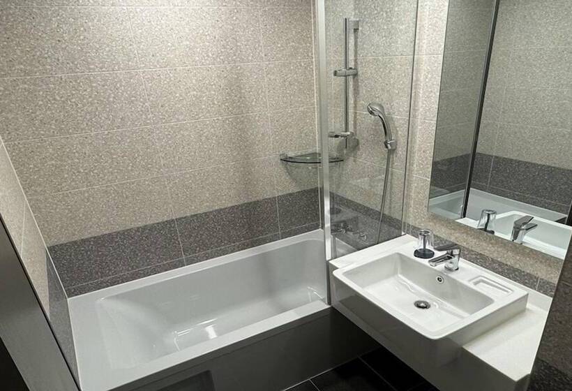 Camera Familiare, Radiant Nampo