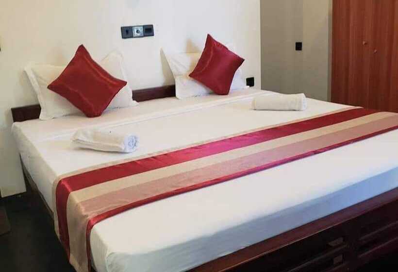 デラックスルーム, Pineapple Surf Arugambay