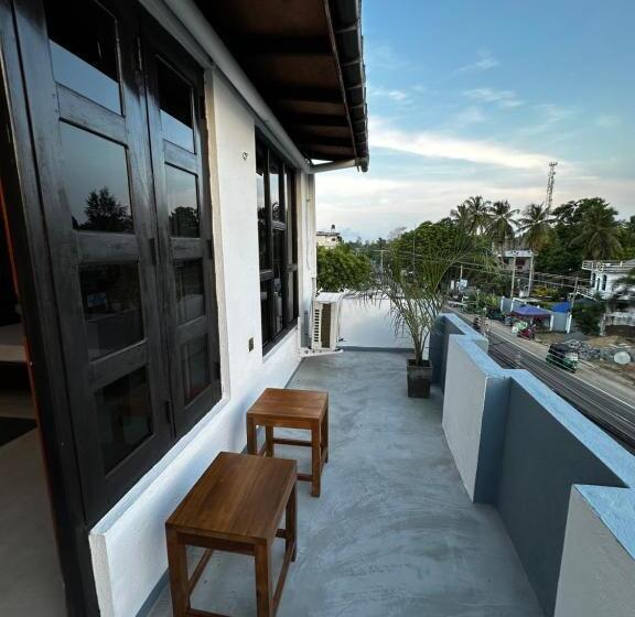 バルコニー付きスタンダードトリプルルーム, Pineapple Surf Arugambay