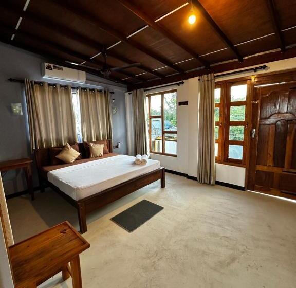 バルコニー付きスタンダードトリプルルーム, Pineapple Surf Arugambay