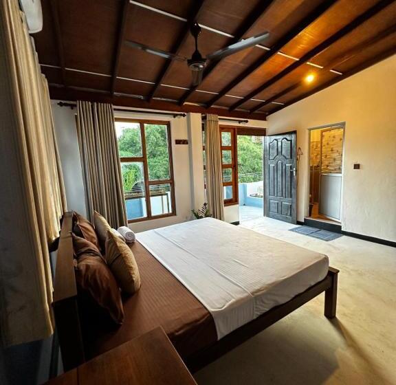 バルコニー付きスタンダードトリプルルーム, Pineapple Surf Arugambay