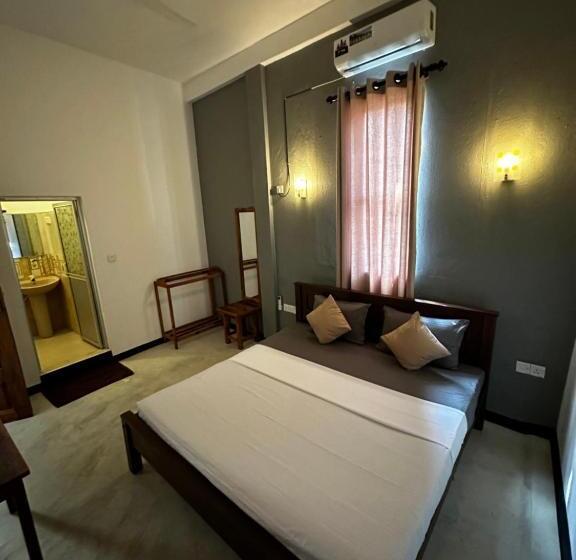 デラックスルーム, Pineapple Surf Arugambay