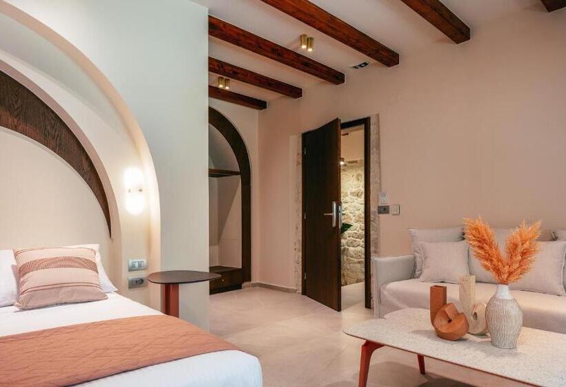 Полулюкс, La Montre Luxury Boutique Suites