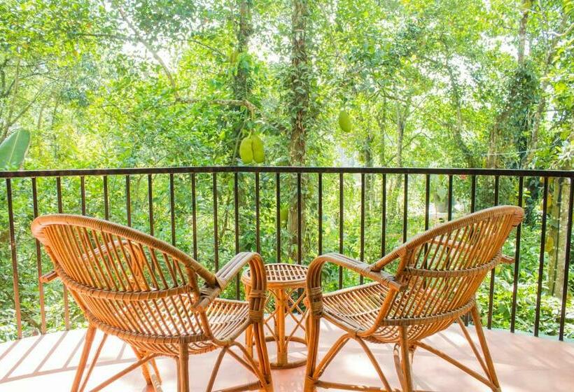 اتاق لوکس با بالکن, Chrissie S