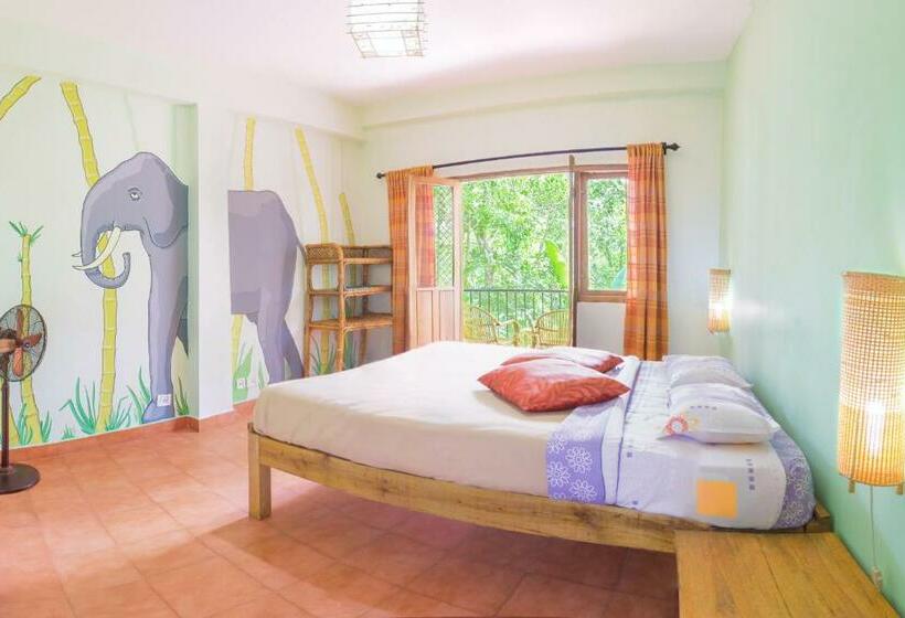 اتاق لوکس با بالکن, Chrissie S