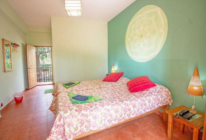 اتاق لوکس با بالکن, Chrissie S