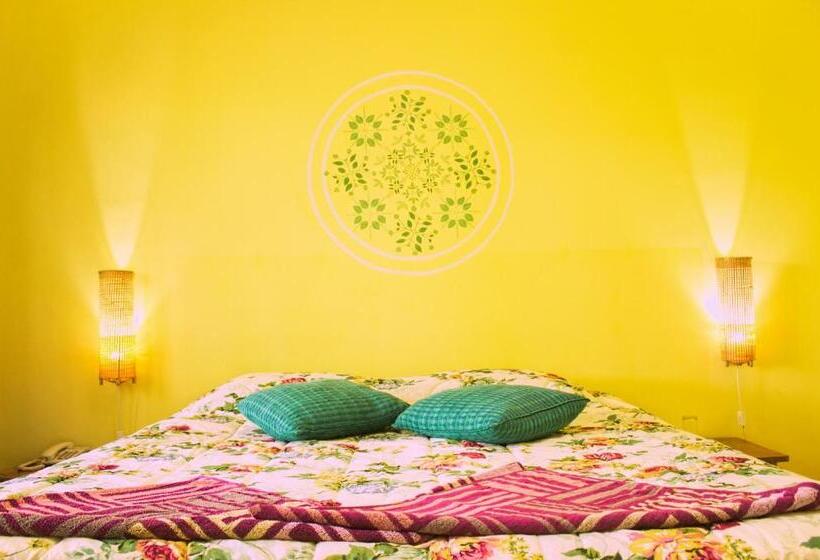 اتاق لوکس با بالکن, Chrissie S