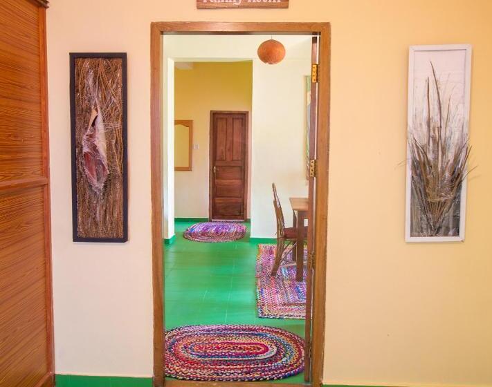 اتاق خانوادگی, Chrissie S