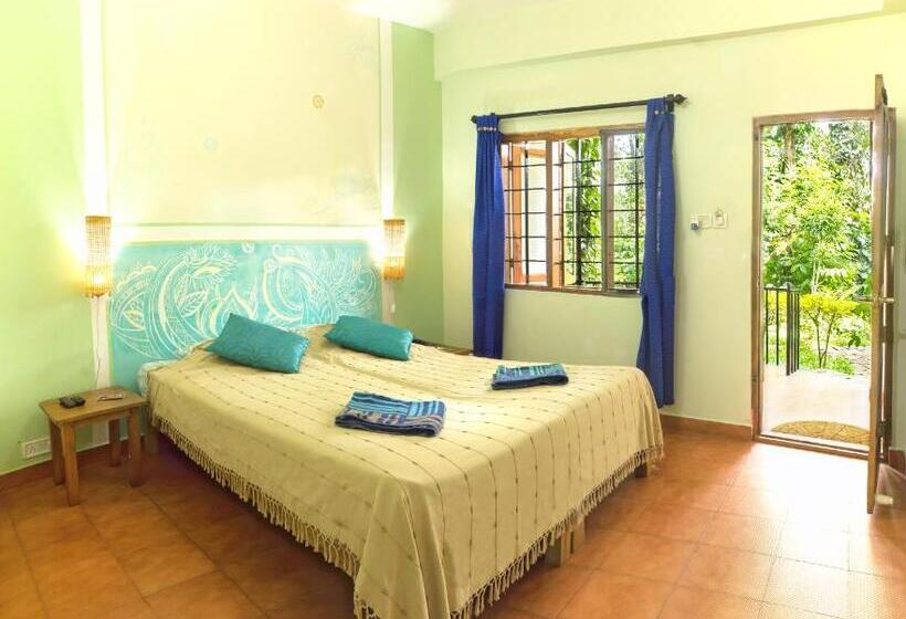 اتاق استاندارد با چشمانداز باغ, Chrissie S