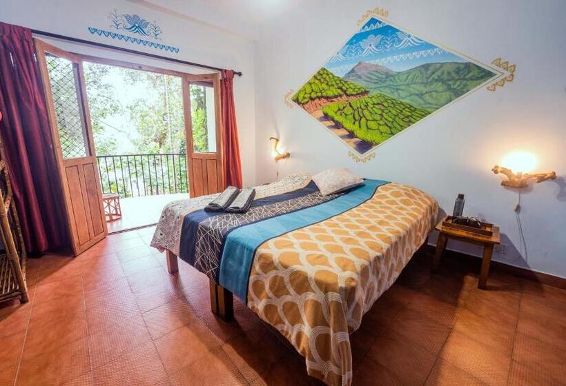 اتاق لوکس با بالکن, Chrissie S