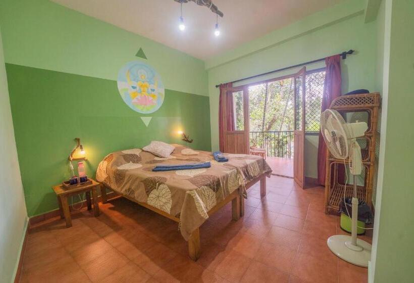 اتاق لوکس با بالکن, Chrissie S