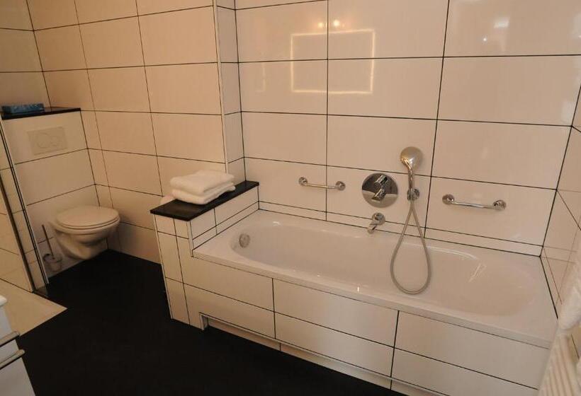 جناح جونيور, De Gulden Waagen