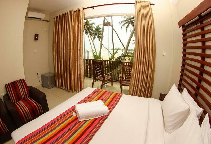 Семейный Номер, Dickwella Beach