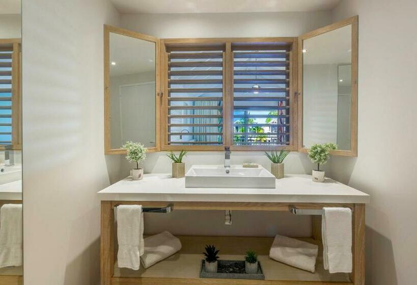 سوئیت جونیور کلاسیک, La Playa Orient Bay