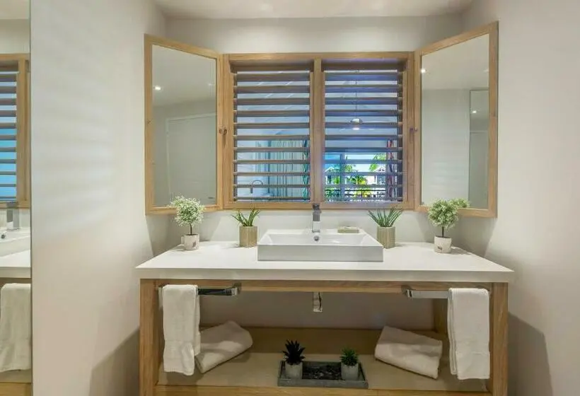 سوئیت جونیور کلاسیک, La Playa Orient Bay