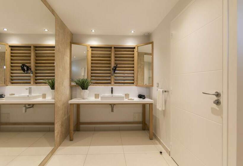 سوئیت جونیور کلاسیک, La Playa Orient Bay