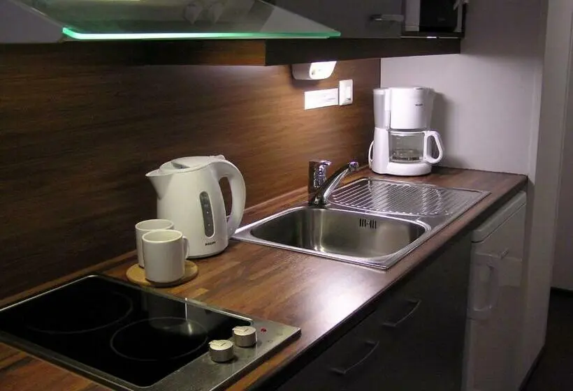 スタンダードスタジオ, Oravi Apartments