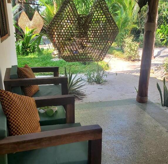 スーペリアの４人部屋, Promised Land Lodge