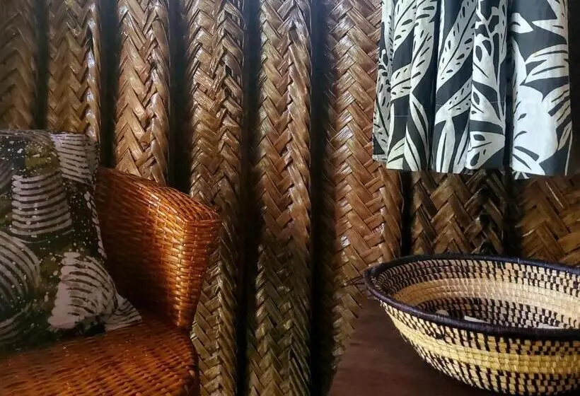 اتاق اکونومی, Promised Land Lodge