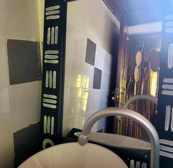 エコノミー４人部屋, Promised Land Lodge