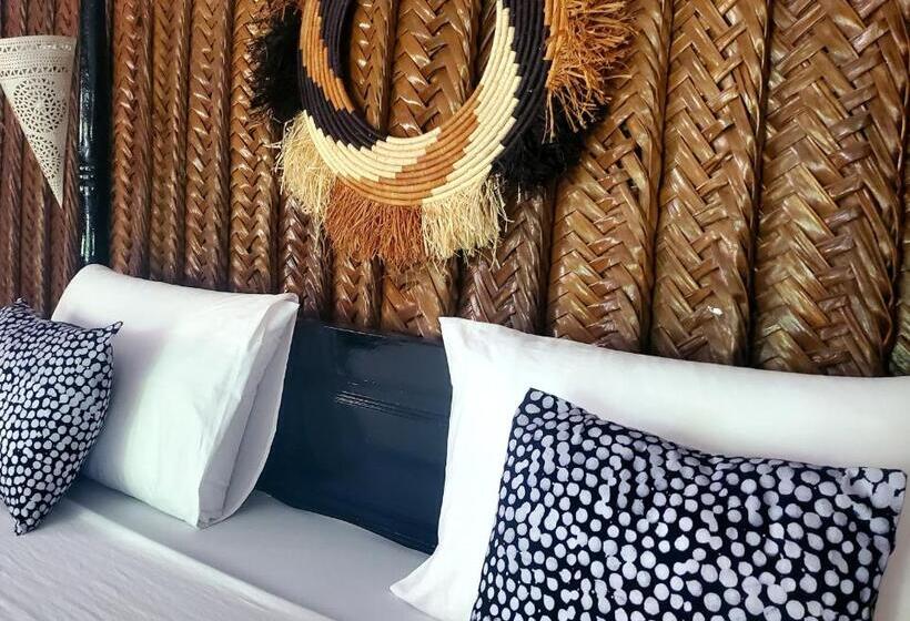 エコノミー４人部屋, Promised Land Lodge