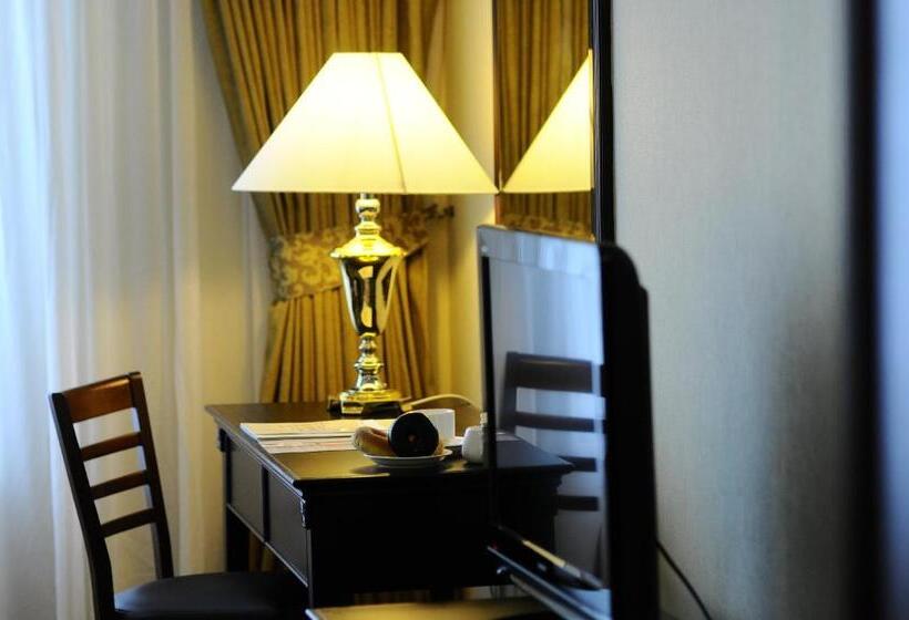 חדר דלוקס לשלושה, The Katerina